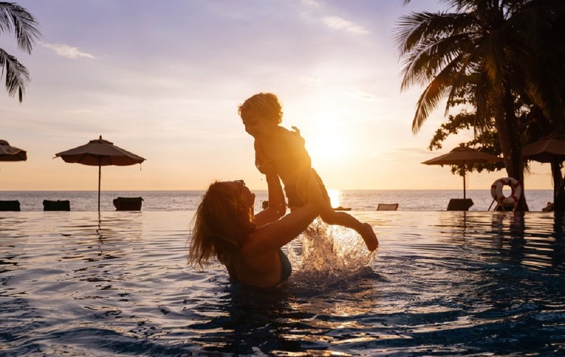 Ghidul siguranței la piscină sau la mare: reguli esențiale pentru părinți și copii