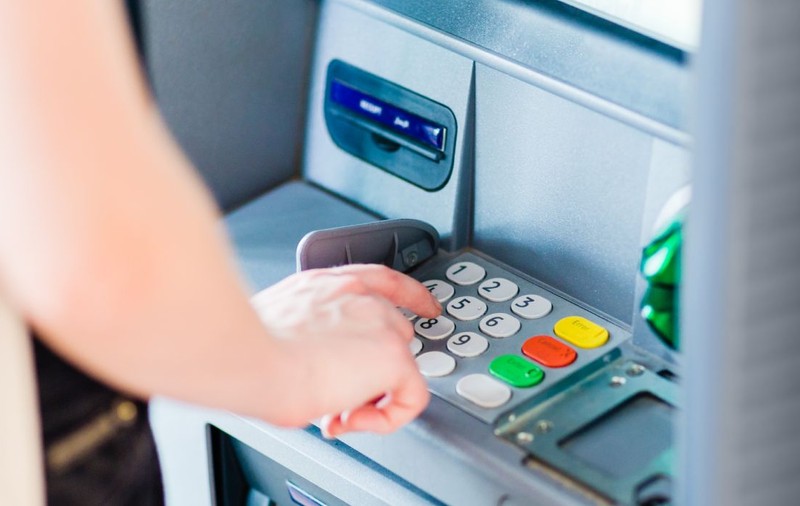Banca din România care îți permite să depui bani la bancomat pe orice card, indiferent la ce bancă ai contul