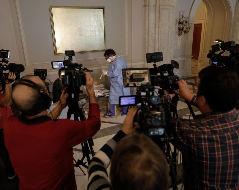 În timp ce în Parlament se fac sute de teste de-a valma, medici și asistente din focarul de la Gerota așteaptă de miercuri dimineață să li se facă teste!