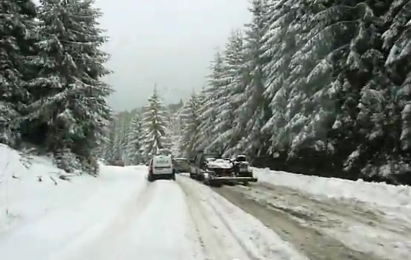 Ninsoarea abundentă a blocat drumurile în Harghita 