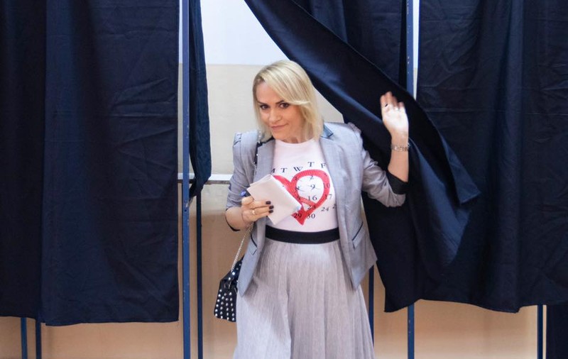 FOTO | Gabriela Firea, după votul la alegerile europarlamentare: "Am votat! Aşa cum am făcut mereu, de la 18 ani. Fără să mă împingă altcineva. Sau ca să fiu cool ori...pe val!"