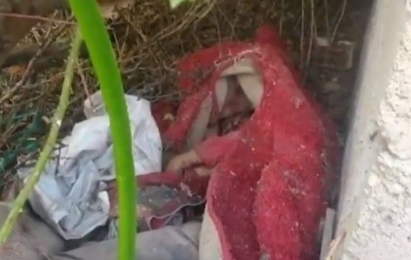 O mamă și-a surprins fiul în timp ce acesta încerca să-și îngroape fratele pe care l-a omorât