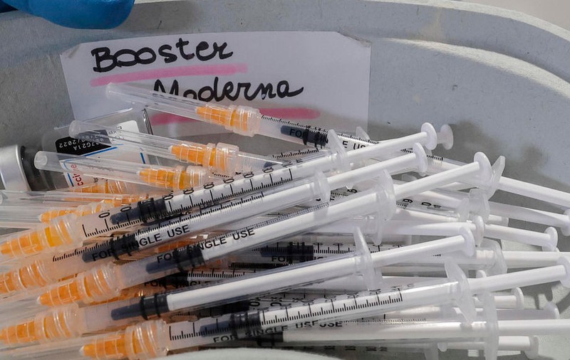 Moderna pregătește un super-booster, care să protejeze împotriva tulpinilor Omicron și Delta, dar și un vaccin comun antigripal/COVID-19