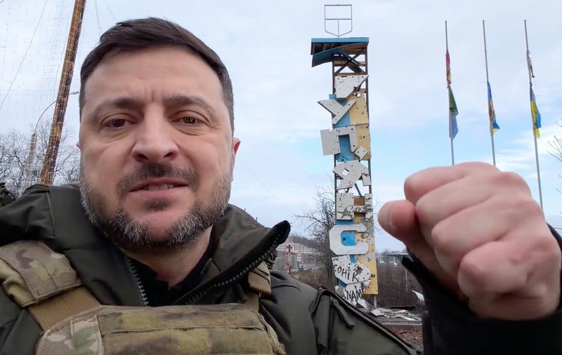 Volodimir Zelenski s-a dus într-un oraș despre care Vladimir Putin a pretins că l-a cucerit când a fost dezvăluit „planul de pace”. Trupele ruse sunt încercuite