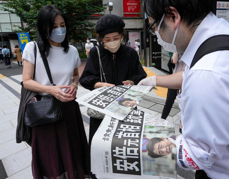 O ediție specială a unui ziar național japonez este distribuită în stradă, în centrul orașului Tokyo (Foto EPA)