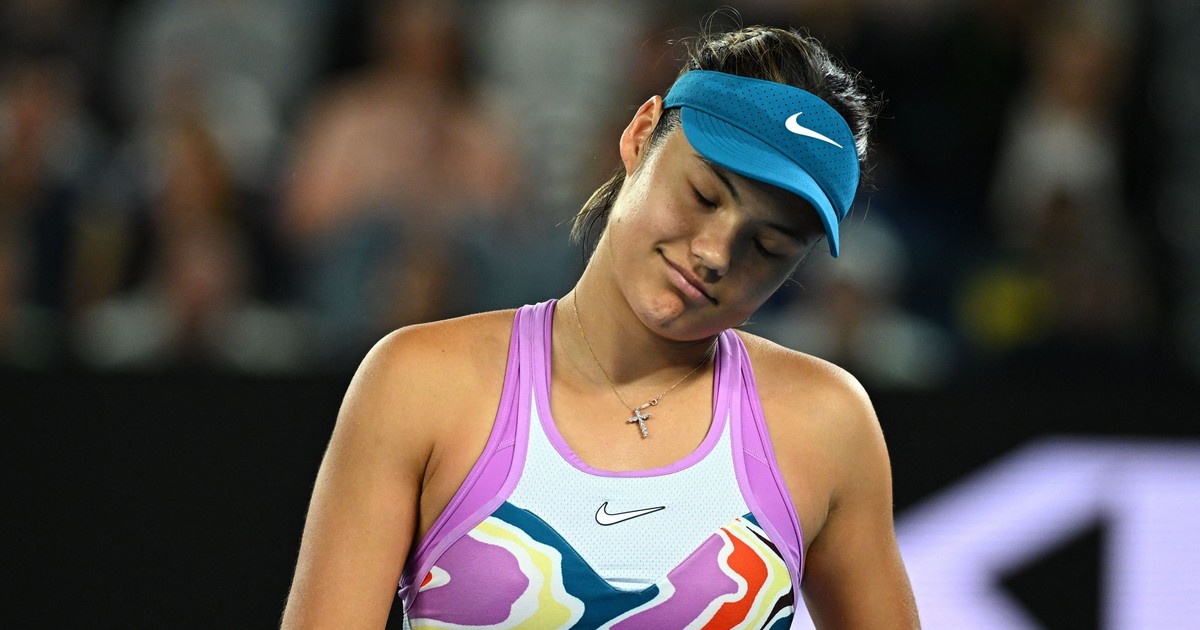 Emma Răducanu în timpul unui meci de tenis din 2023, nemulțumită.