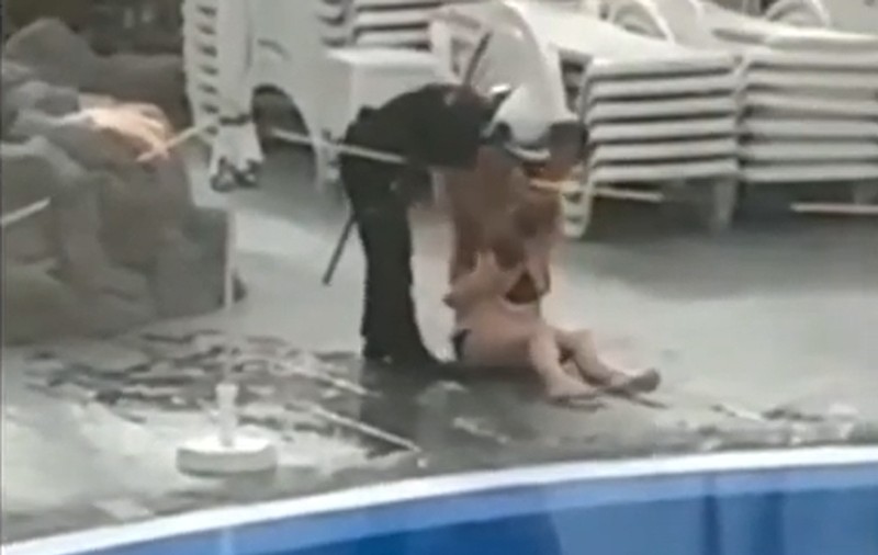 VIDEO | O britanică beată, care trebuia să stea în izolare, a fost arestată într-o piscină din Tenerife