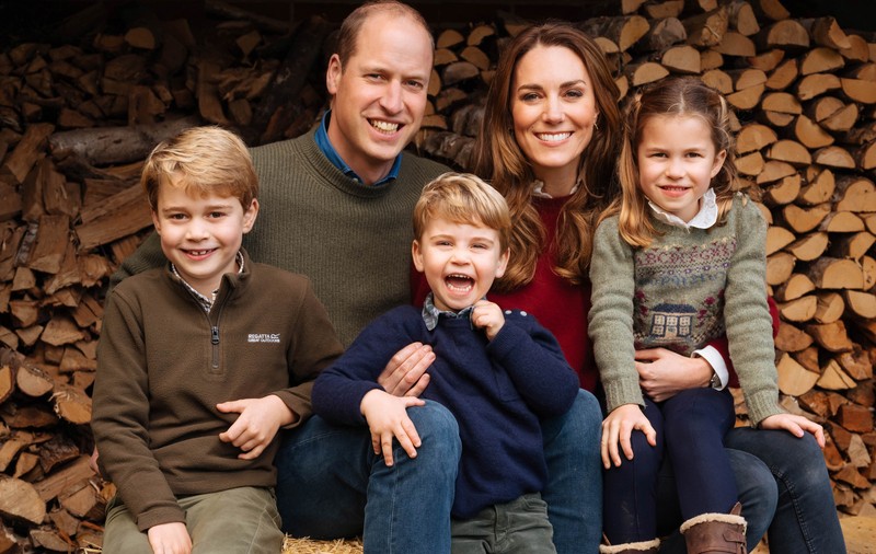 Kate Middleton și prințul William au publicat fotografia de familie de pe felicitarea de Crăciun