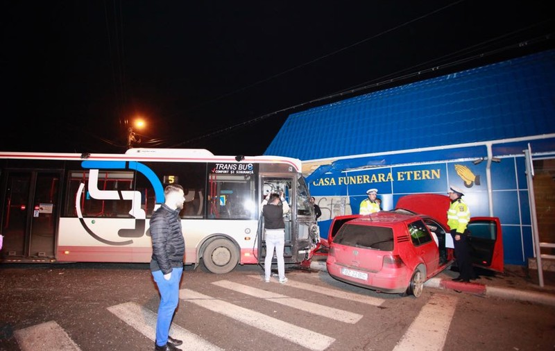 Autobuz proiectat într-o casă funerară, în urma unui accident în Buzău. Trei tineri, printre care doi minori, la spital