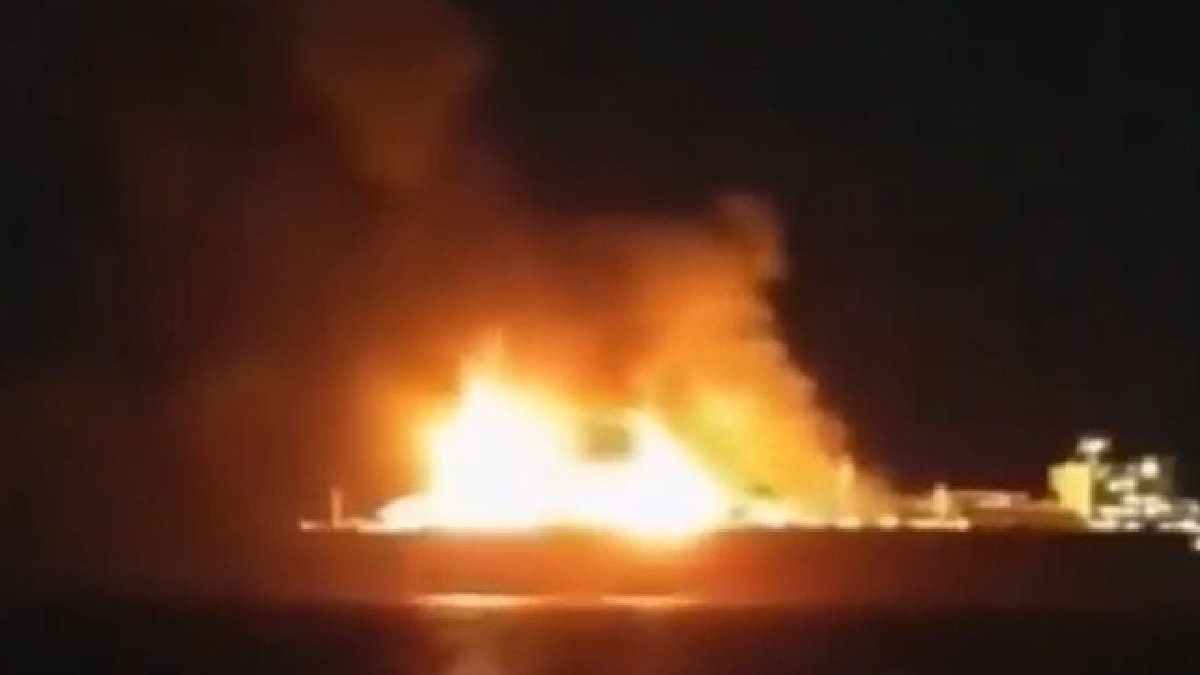 Un petrolier rusesc arde în Marea Mediterană, lovit de drone, iar echipajul este dispărut