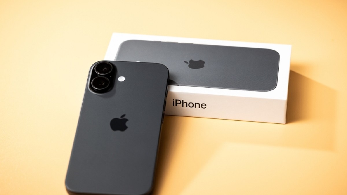 Cât costă iPhone 17 la eMAG de Black Friday 2025 - Apple iPhone 17 pus cu spatele în sus, pe cutia lui