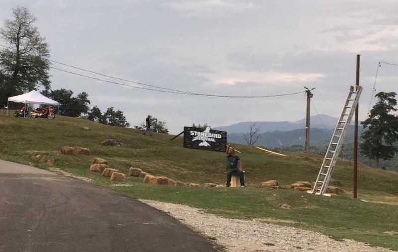 Sătenii din Corbi i-au făcut plângere primarului că le-a asfaltat o uliță în sat. Motivul incredibil pentru care au recurs la acest gest
