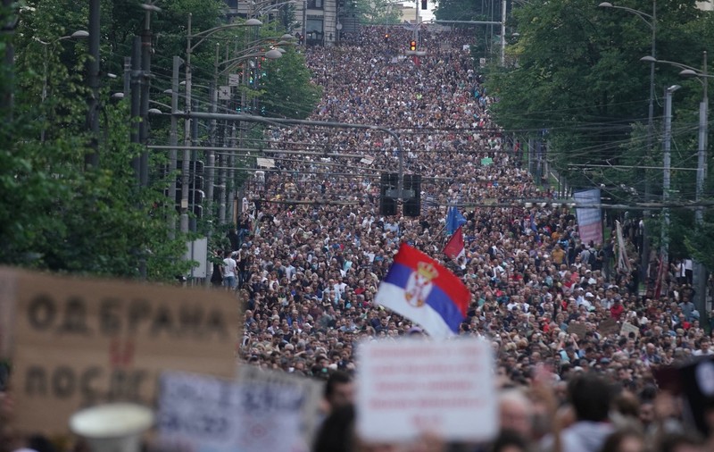 Protest cu zeci de mii de oameni la Belgrad, după atacurile armate de acum mai bine de o lună. „Serbia împotriva violenţei”