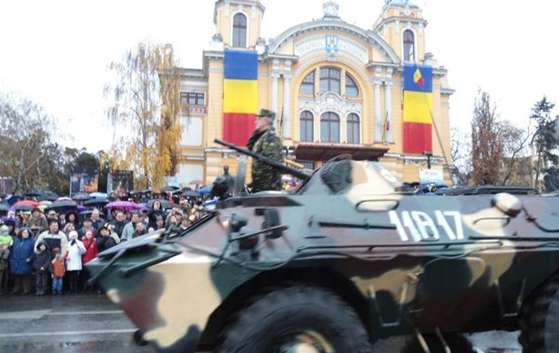 1 DECEMBRIE. Paradă militară în ceaţă şi ploaie, la Cluj | FOTO