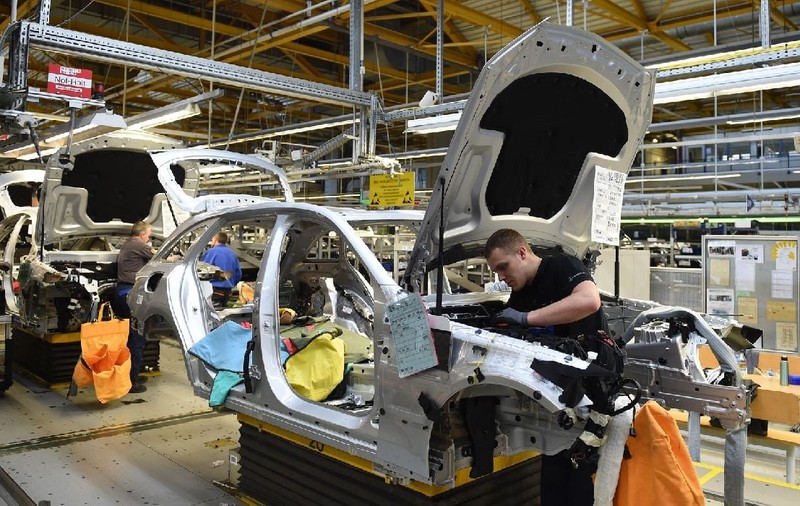 Trump vrea taxe de 25% pe mașinile europene. De ce decizia ar putea afecta și România