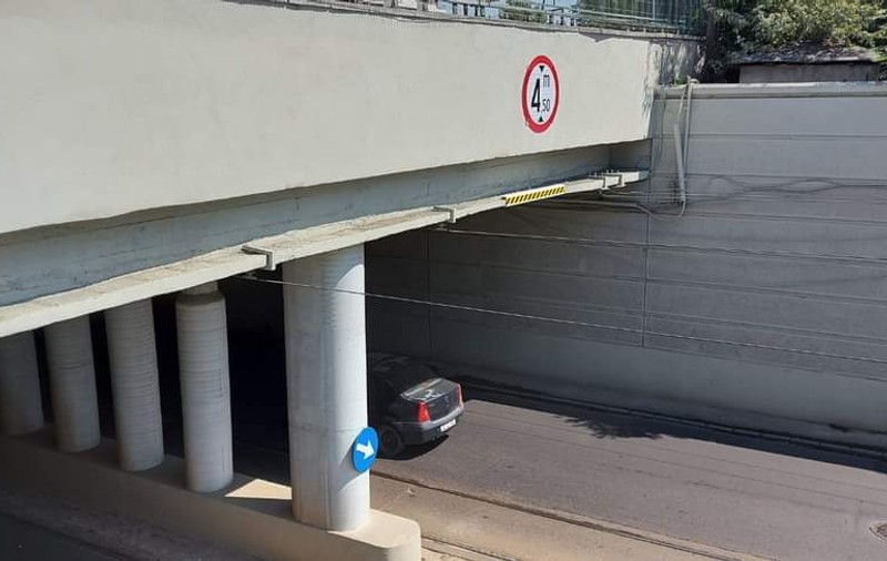 Un buldoexcavator a lovit ușor Podul Constanța din București