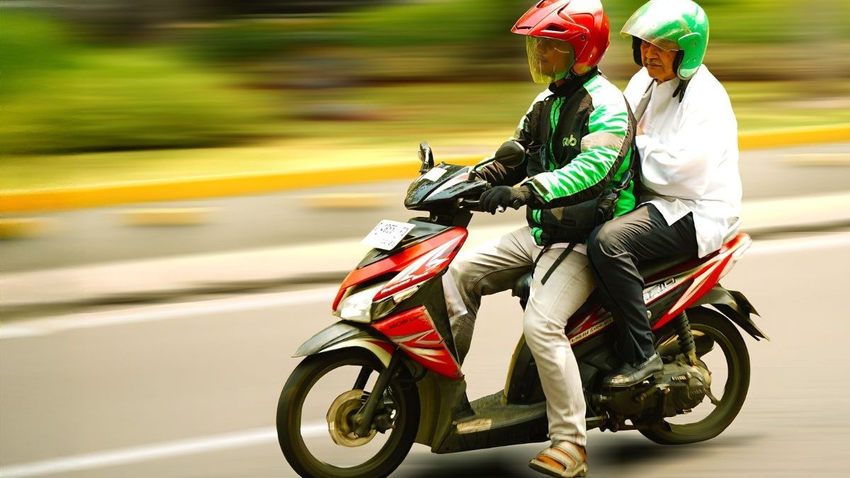 Poziția pasagerului pe motocicletă poate influența stabilitatea la frânare și în viraje. Foto: Pexels