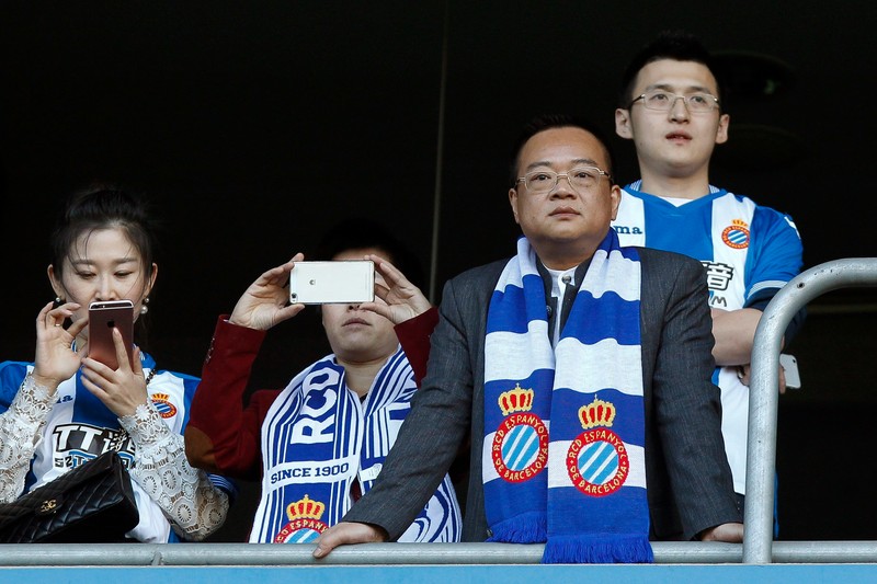 epa05086094 RCD Espanyol's majority shareholder, Chinese businessman Chen Yansheng (R) during the Spanish Primera Division soccer match between Espanyol Barcelona and FC Barcelona at Cornella-El Prat stadium in Barcelona, northeastern Spain, 02 January 2016. EPA/QUIQUE GARCIA
