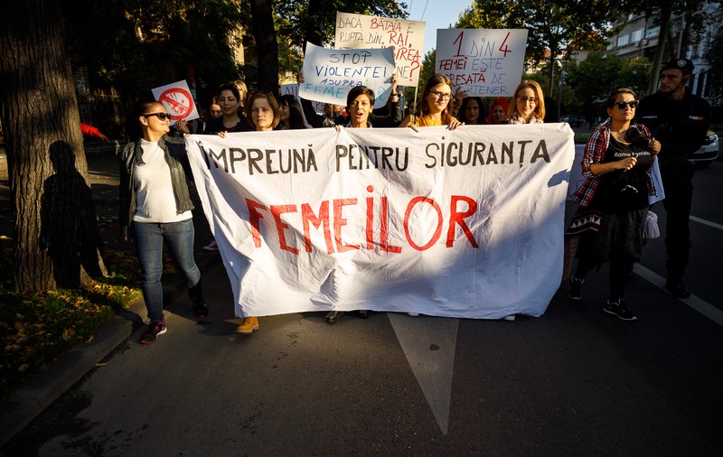 Marș pentru victimele violenței domestice și sexuale în opt orașe din România. „Crește numărul cazurilor: au fost peste 90.000 de intervenții în 2022”