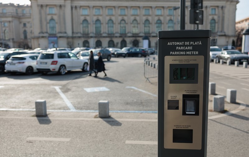Cât au costat noile parcometre din București și cum se folosesc. Există un tip de mașini care pot staționa gratuit oriunde în Capitală