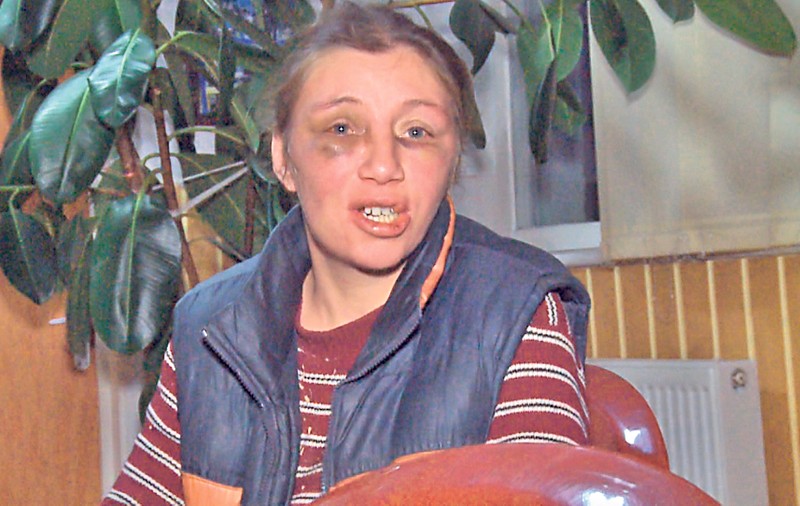 Şi-a lăsat copilul de doi ani să moară de foame, în timp ce ea era beată