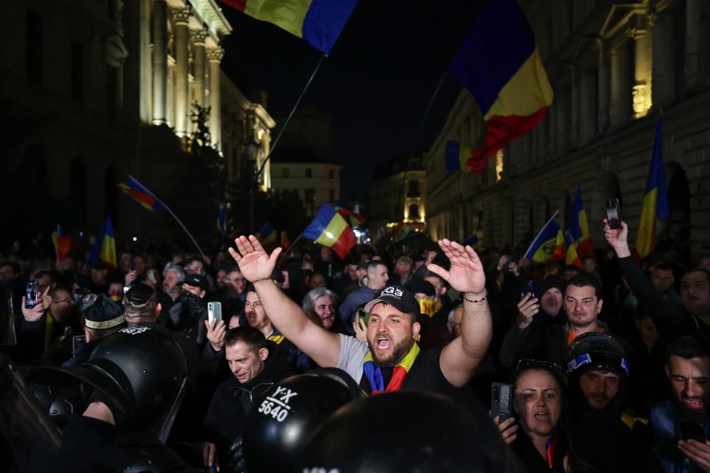 Susținătorii lui Călin Georgescu s-au adunat în număr mare în fața BEC