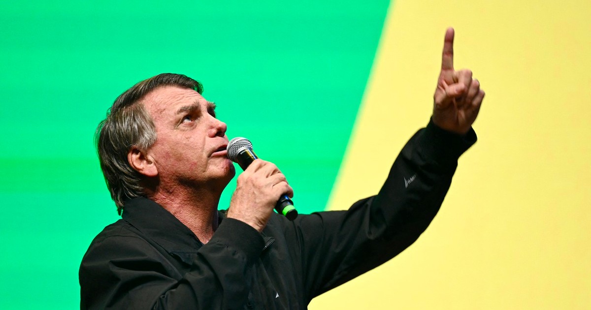 Fostul președinte brazilian Jair Bolsonaro se uită în sus și arată cu degetul arătător în sus. Foto: Profimedia