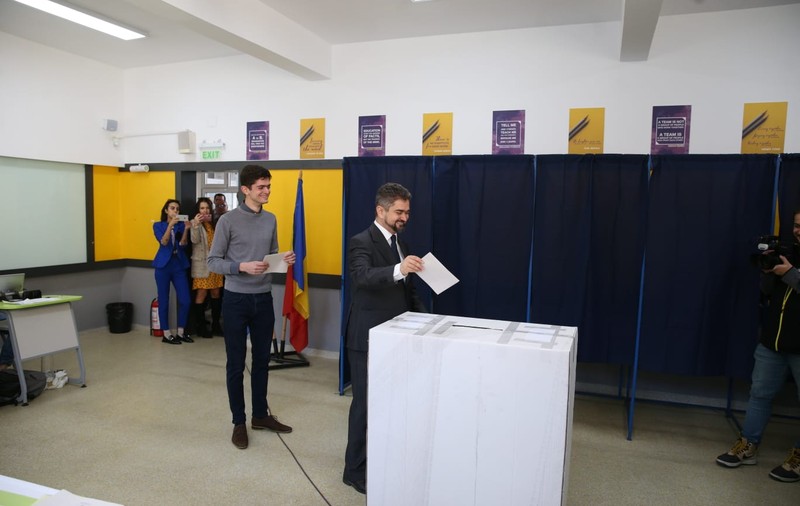 Theodor Paleologu a venit cu fiul său la vot: "Am votat pentru ca tinerii să aibă motive să rămână în România"