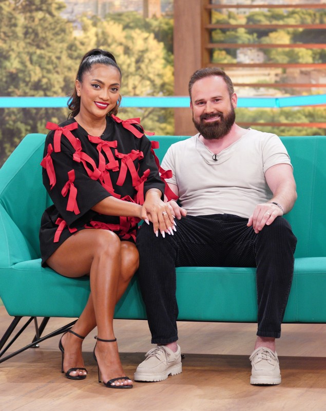 Bella Santiago suportă cu greu despărțirea de soțul ei, aflat la „Survivor România”. „Am activat gelozia din mine”