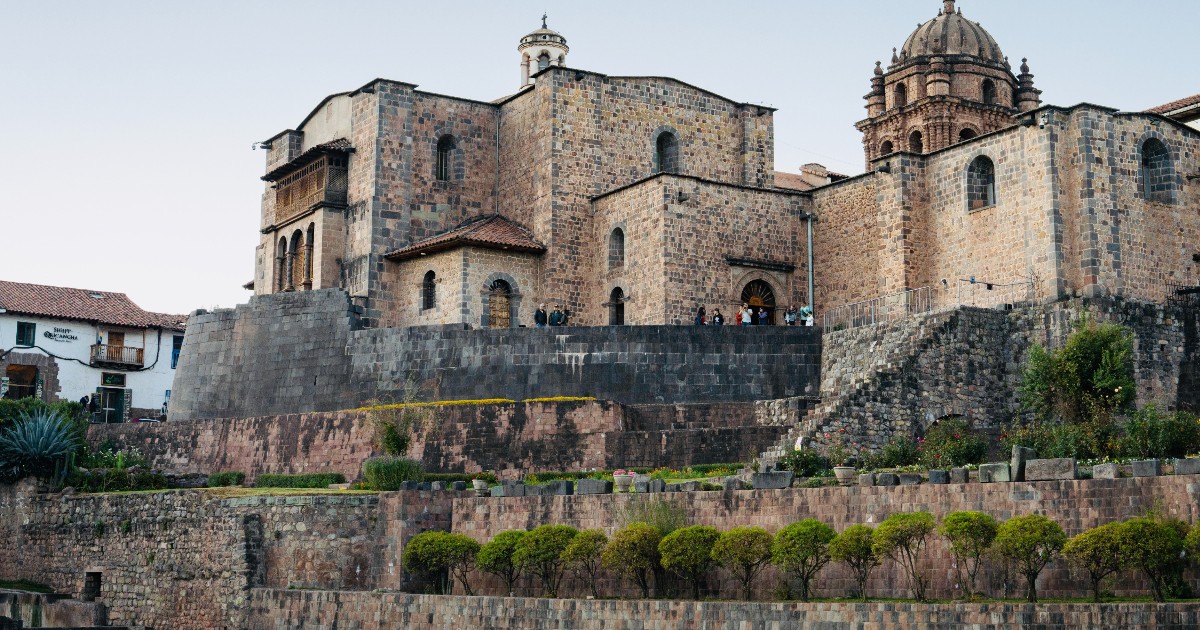 Complexul Qorikancha la amurg, cu baza de piatră a Templului Soarelui din Inca și mănăstirea Santo Domingo construită deasupra acesteia