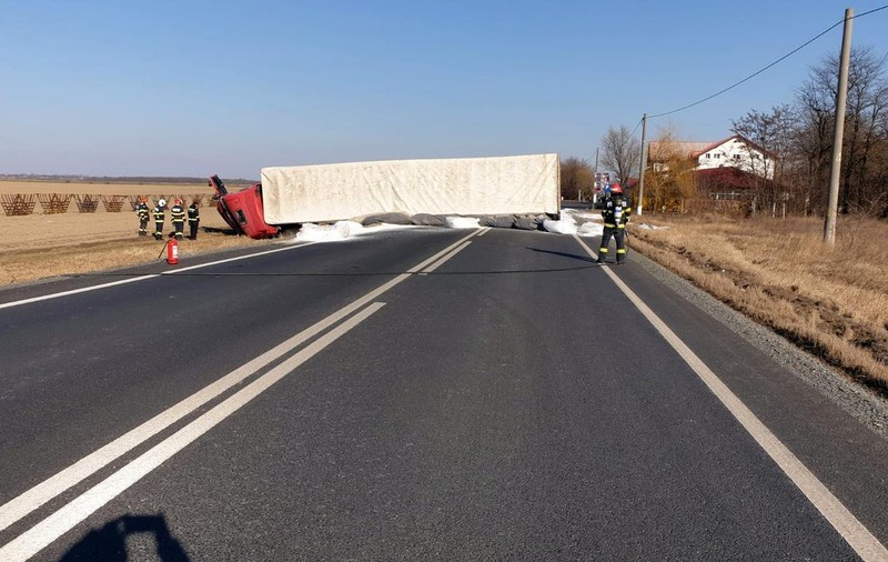 TIR încărcat cu azotat de amoniu, răsturnat în Țăndărei. Evacuări în zonă din cauza riscului de explozie
