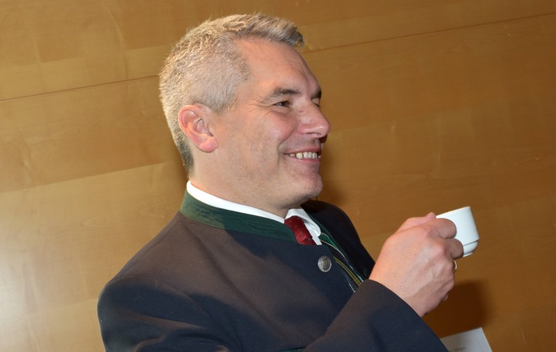 „Cea mai ieftină masă caldă în Austria: un hamburger de la McDonald's". Afirmațiile despre sărăcie ale lui Karl Nehammer stârnesc indignare