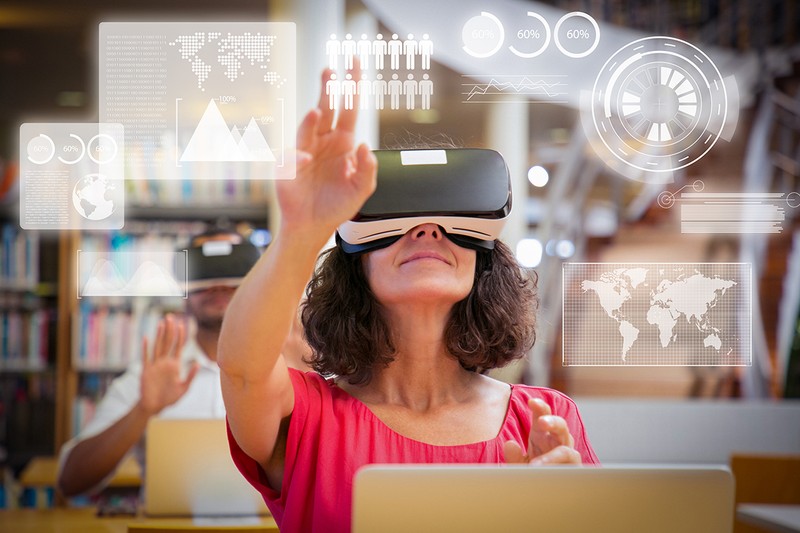 Studenți care folosesc simulatoare VR pentru statistici virtuale pentru studiu | Foto: Shutterstock