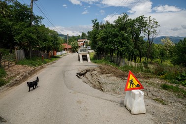 Terenul s-a surpat din cauza ploilor
