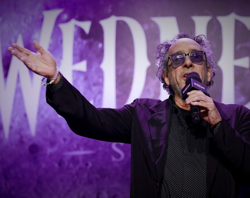 Tim Burton, despre schimbările din sezonul 2 al serialului Wednesday. Cum a fost să filmeze în Irlanda, după ce a renunțat la România