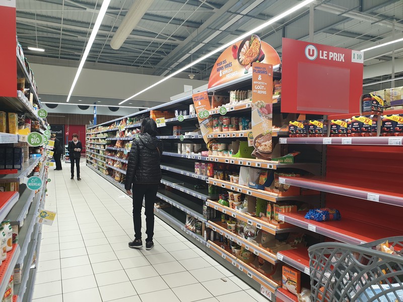 Rafturile supermarketurile au fost golite, după ce Guvernul francez a anunțat măsuri restrictive