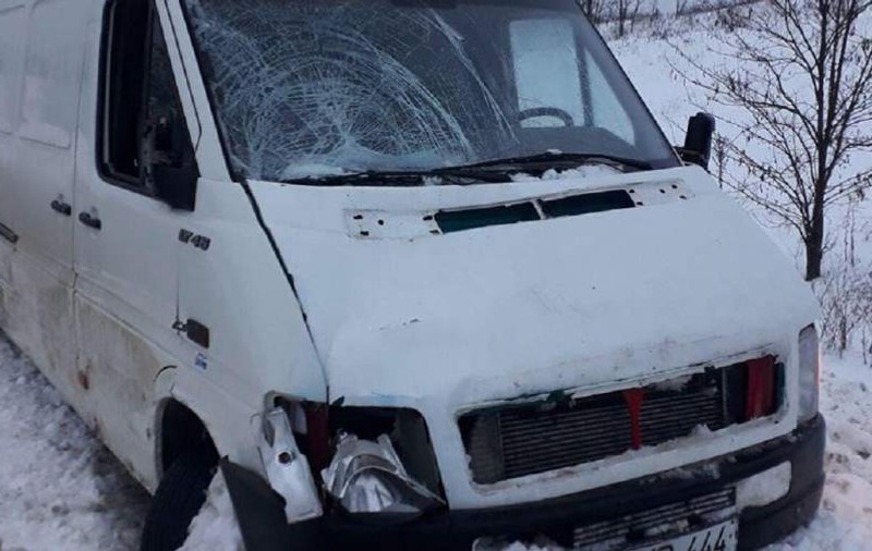 Un bărbat a intrat cu mașina într-un parapet, dar a scăpat cu viață. Când a coborât, a fost lovit mortal de o dubă