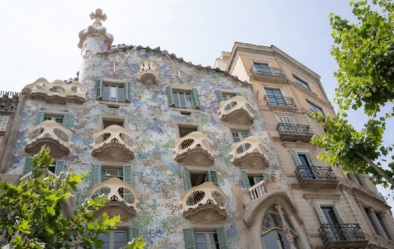 Cum arată fațada Casei Batllo, din Barcelona, așa cum a proiectat-o inițial Antonio Gaudi