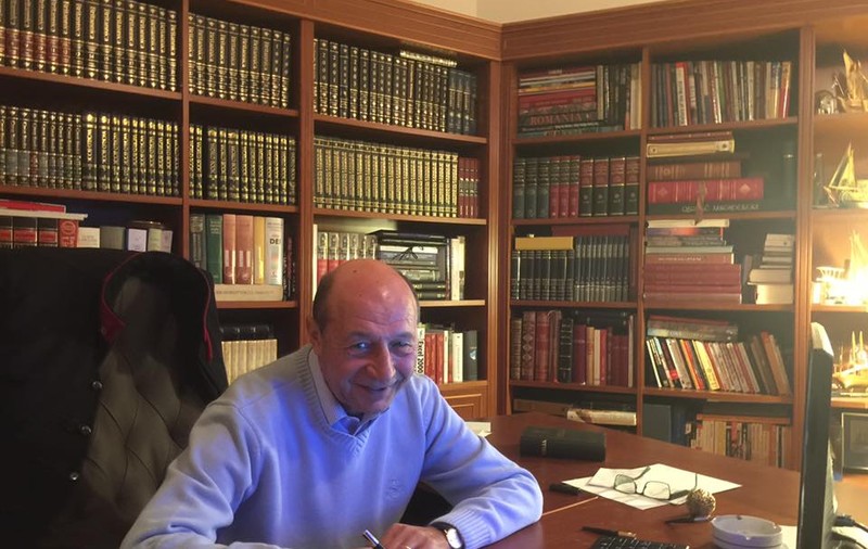 Traian Băsescu critică autorităţile: "Au luat măsurile restrictive cu o lună prea târziu". Ce spune despre izolare: "Abia mai rezistă nepoţii, dar noi, adulţii..."