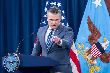 Pete Hegseth într-o conferință de presă la Pentagon Foto: Profimedia