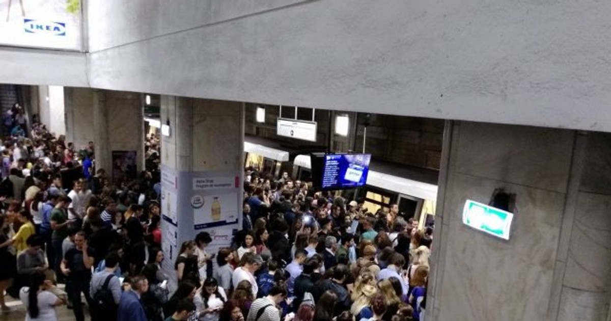Accesul la intrarea dinspre Splaiul Independenței a stației de metrou Unirii
