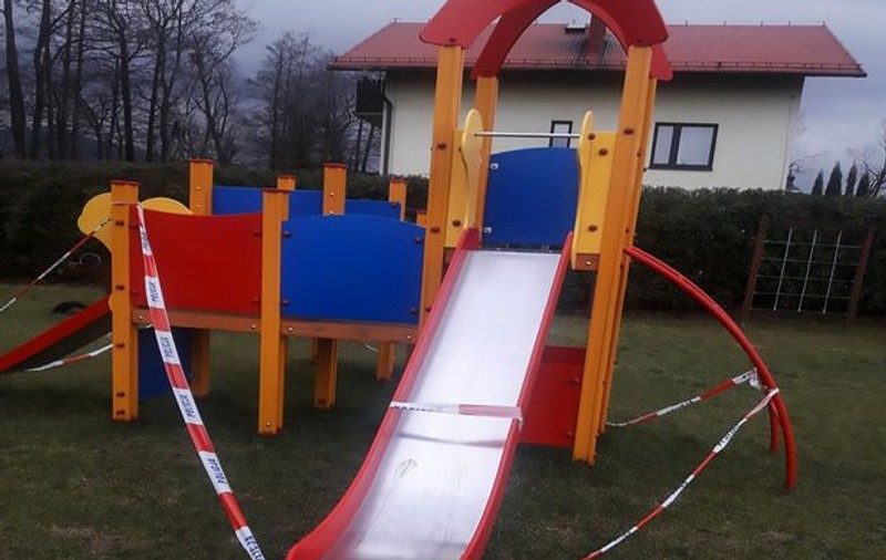Un necunoscut a stropit cu acid obiectele dintr-un parc. Un băiețel de 2 ani a ajuns de urgență la spital