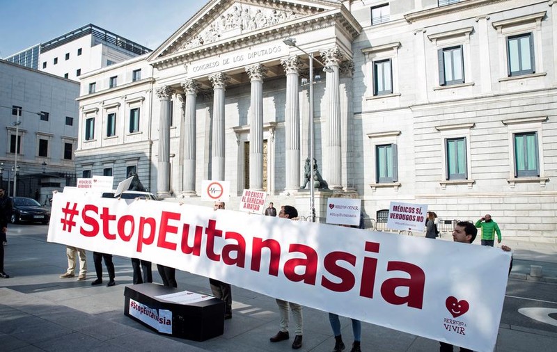 O lege privind dreptul la eutanasie, aproape de adoptare în Spania