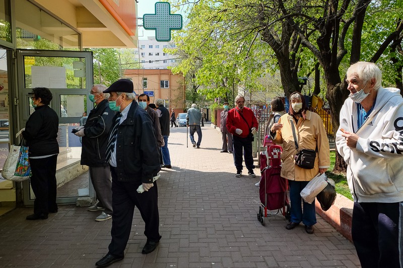 Coadă la farmacie. Foto Eli Driu