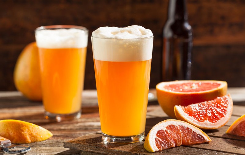 InfoCons. Bei bere cu aromă de fructe? Top 5 produse cu cele mai multe E-uri
