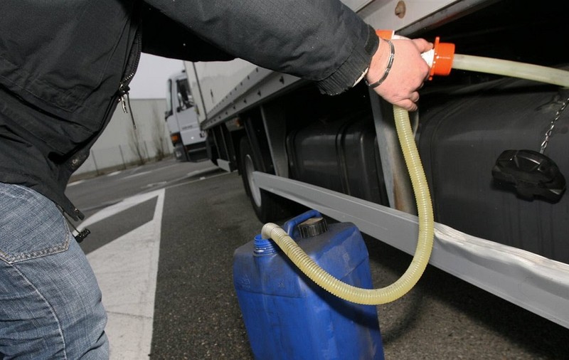 Doi șoferi români de TIR au făcut pană când fugeau cu motorina furată de la un bulgar, în Franța. Arestați când schimbau roata