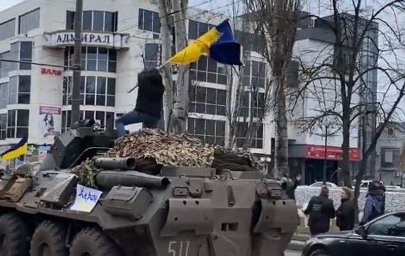 VIDEO | Momentul în care un protestatar din Herson se urcă pe un blindat rusesc cu steagul Ucrainei în mână