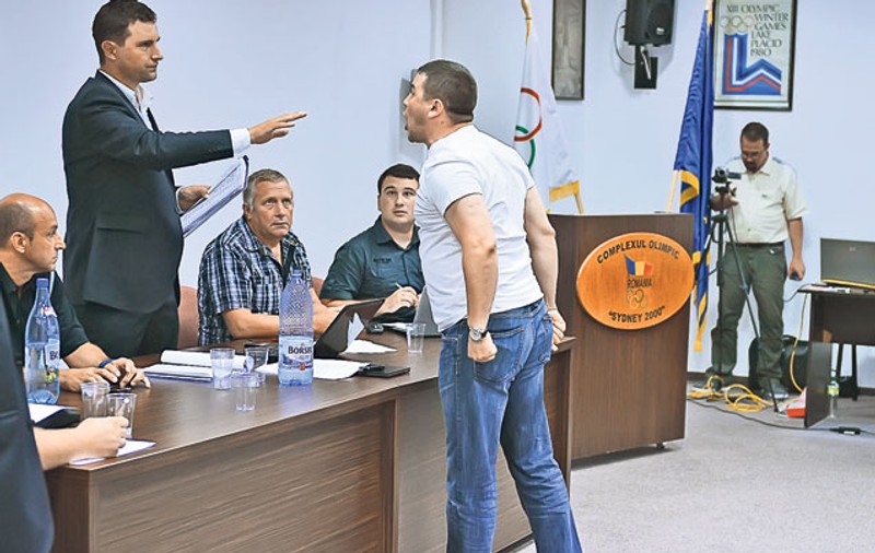 Bodyguardul lui Tanczos Barna, şeful Federaţiei de Hochei pe Gheaţă, cu mâna pe pistol!