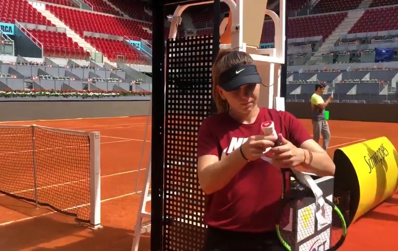 VIDEO | În cât timp își schimbă Simona Halep gripul rachetei. Demonstrație de dexteritate la Madrid