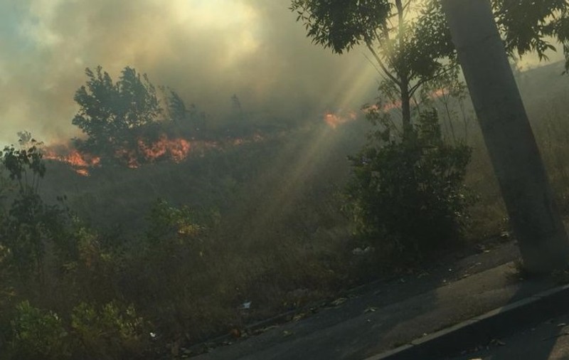 Incendiu puternic pe Splaiul Unirii, în Capitală. Focul, extins pe o suprafață de 6000 mp